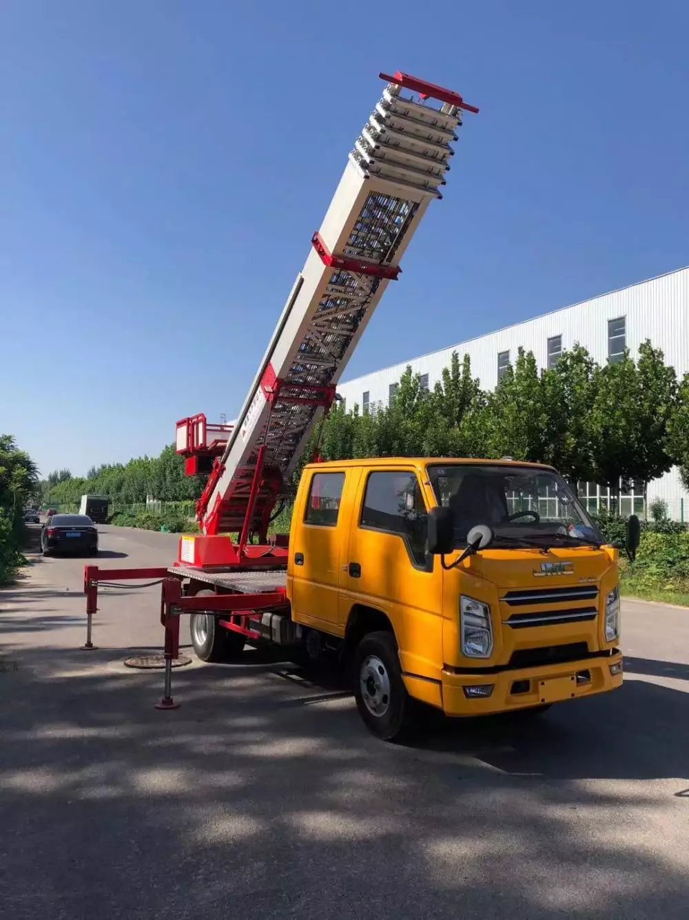 金湾附近的云梯车出租服务：轻松解决高空作业需求